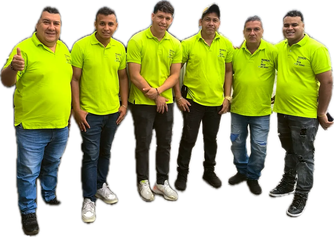 Seis integrantes del equipo de Mudanzas El Paisa con su uniforme verde