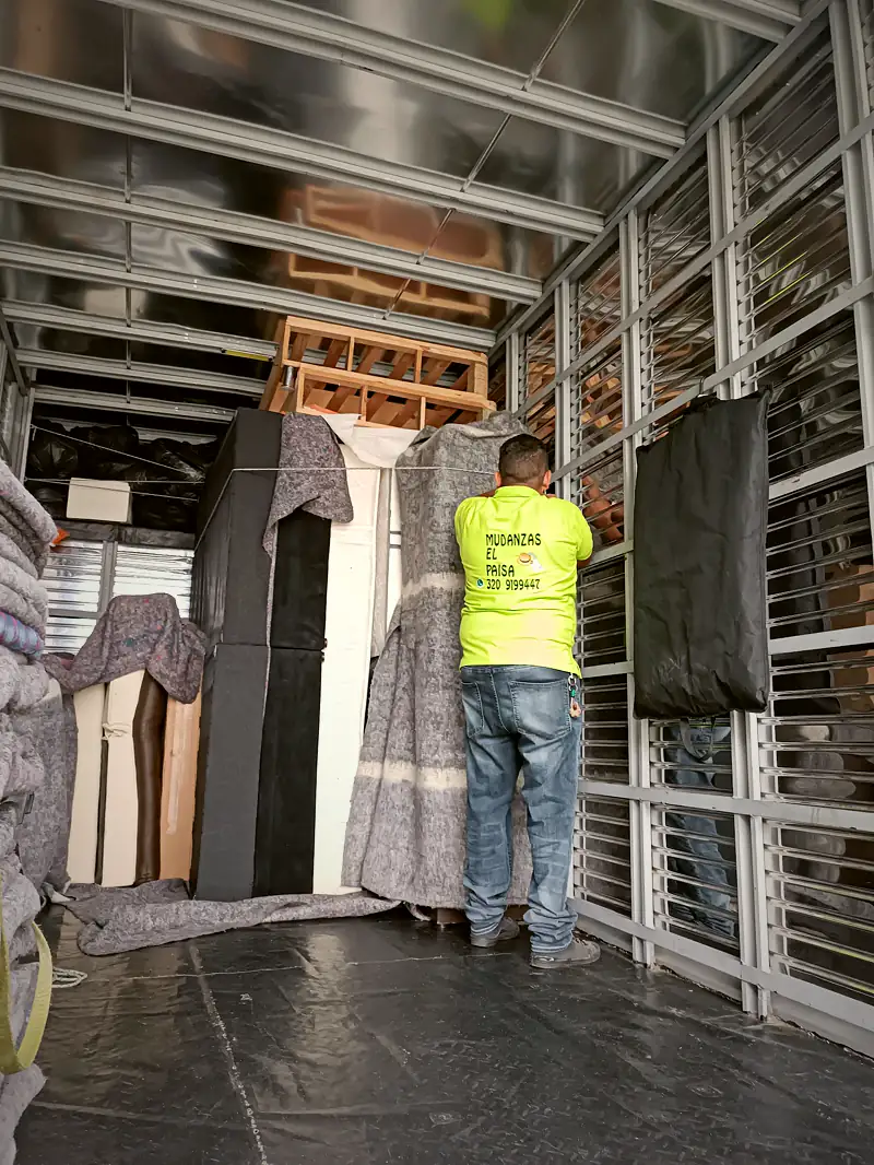 Muebles envueltos en mantas mudanceras de lana dentro del furgón